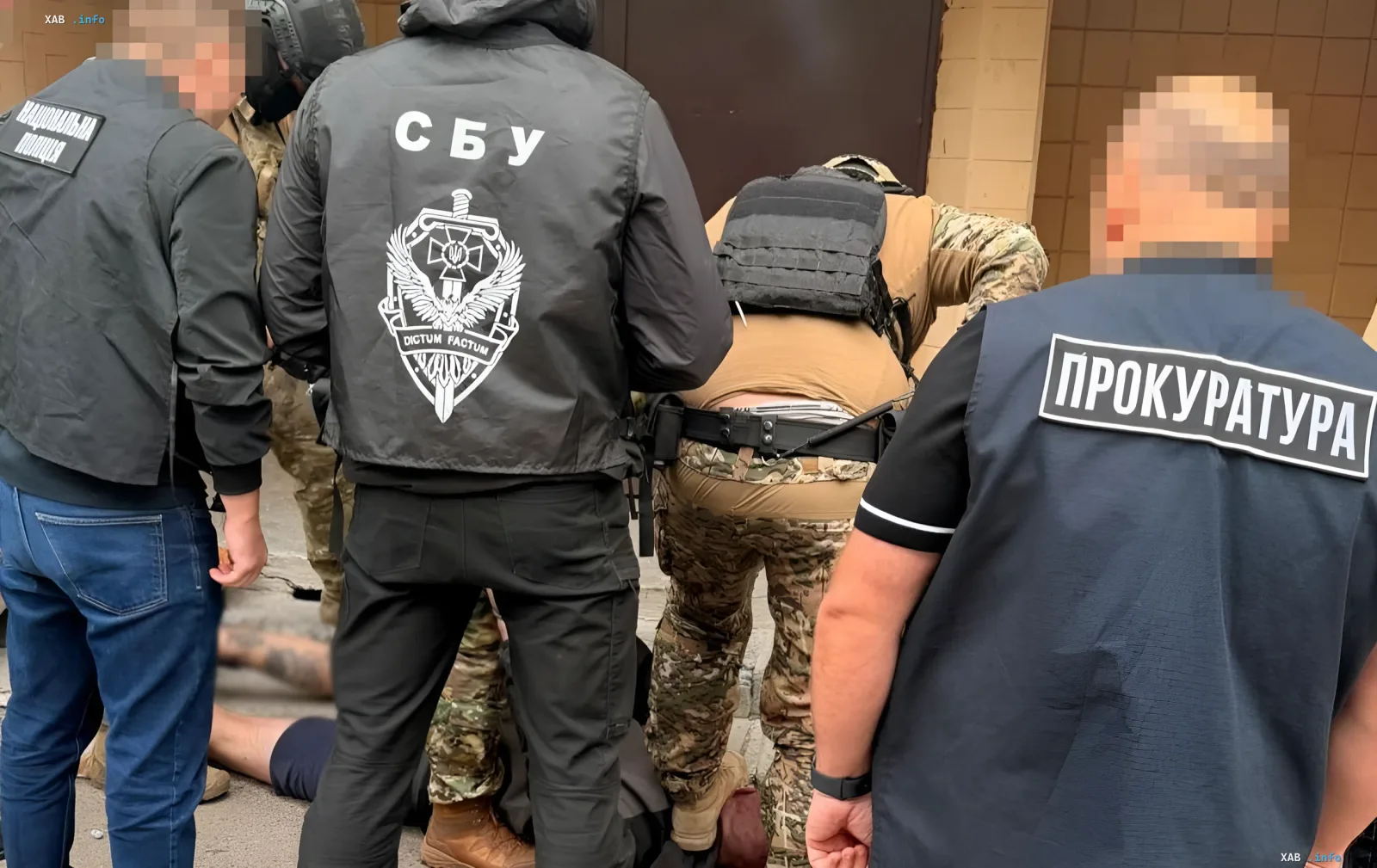 Задержание участника беспорядков в Львове сотрудниками СБУ, прокуратуры и Национальной полиции после избиения полицейского