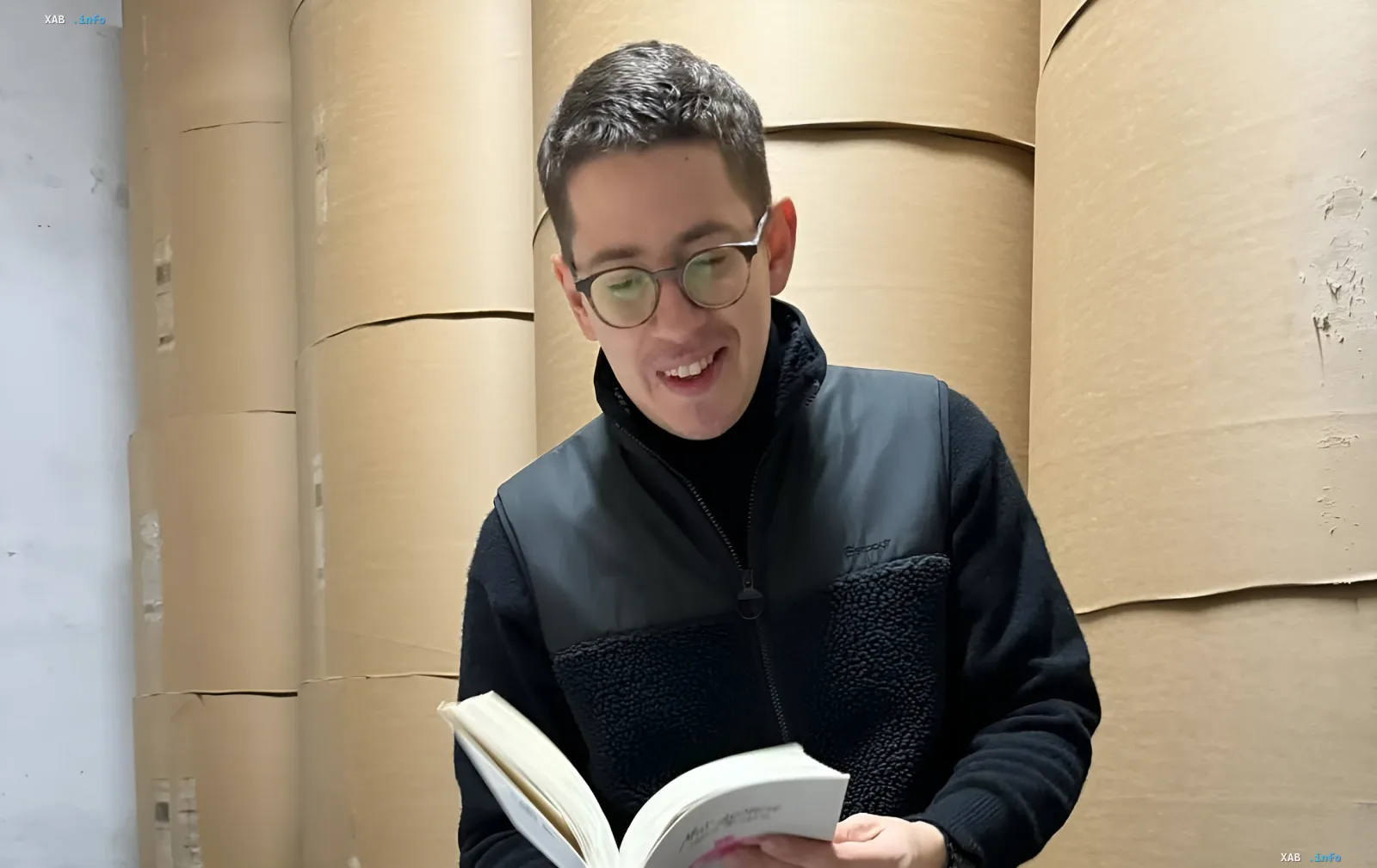 Антонио Лукич читает сценарий на фоне рулонов бумаги, обсуждая потенциал украинского кинематографа