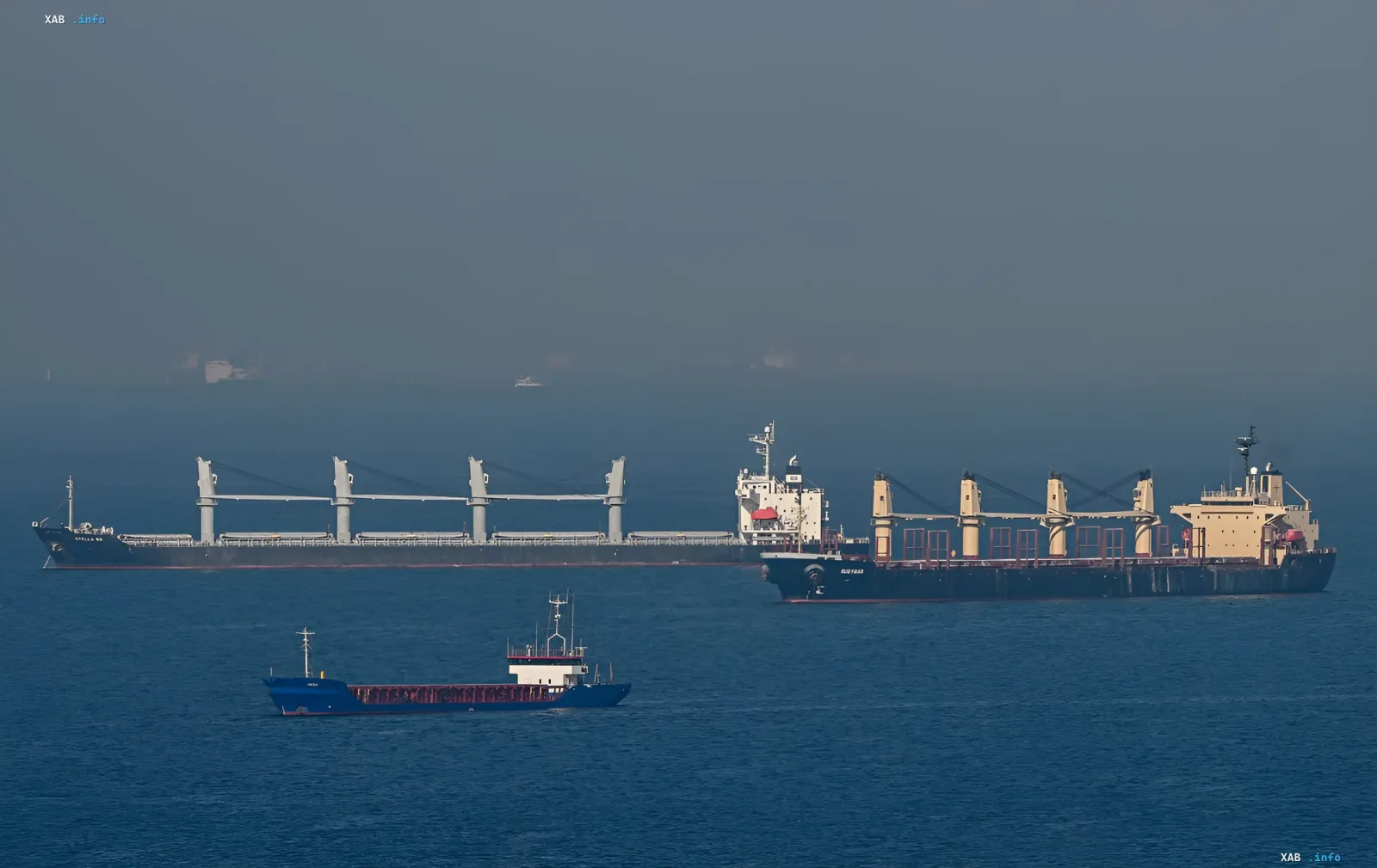 Торговельні судна в Азовському морі після атаки дронів, що призвела до зупинки експорту зерна через Донсько-Азовський канал