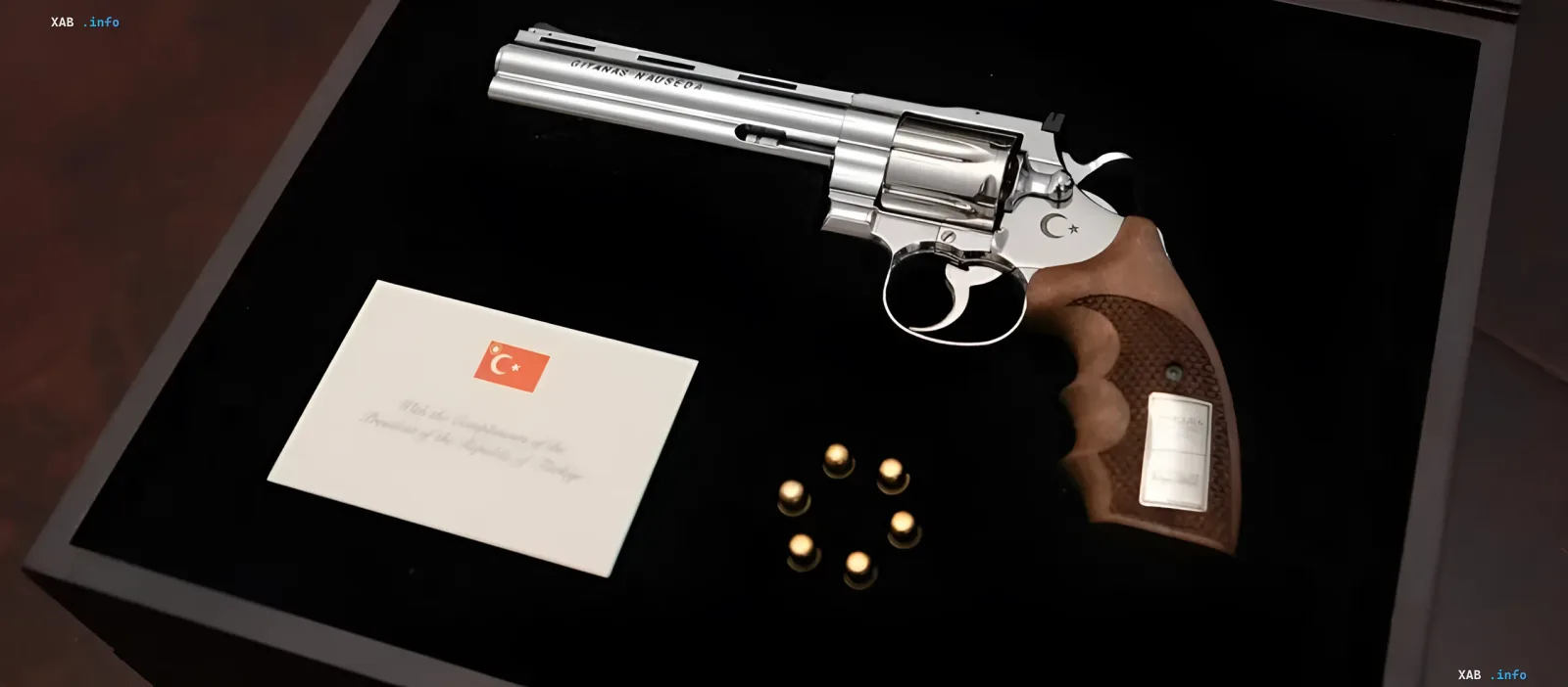 Silberner Revolver mit türkischem Halbmond und Stern, graviert 'QITANAS NAUSEOA', in Geschenkbox mit Brief vom Präsidenten der Türkei — diplomatisches Geschenk von Erdoğan an NATO-Führer