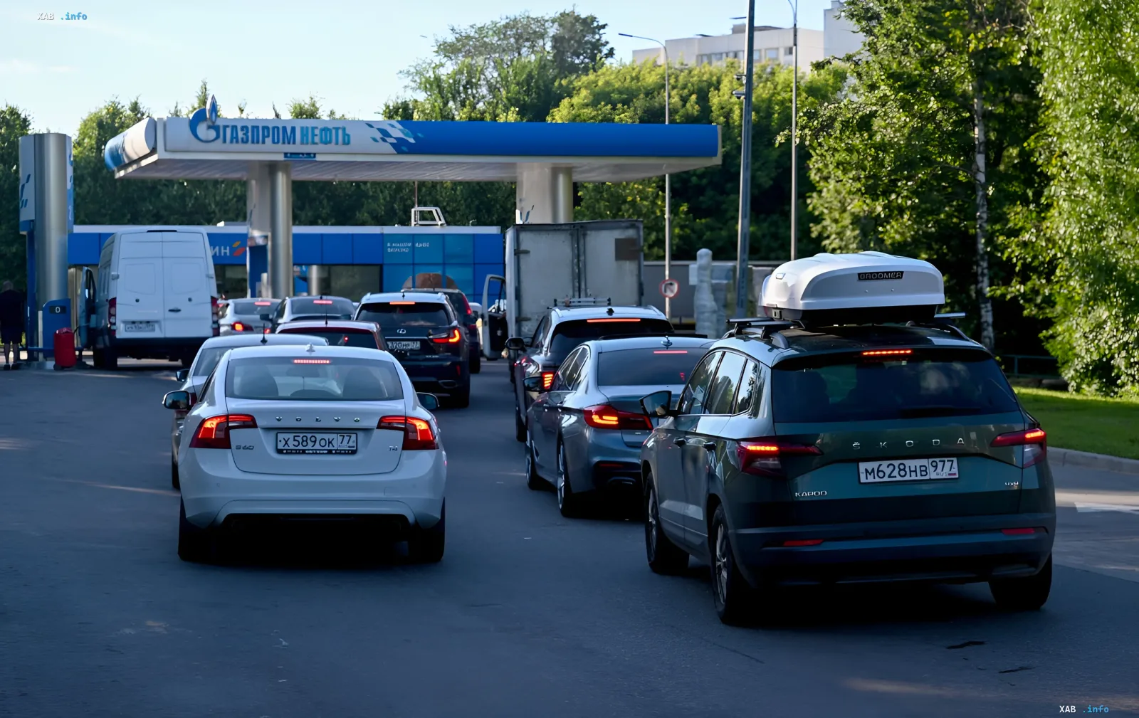 Очереди из автомобилей на заправке Газпром Нефть в России: символ топливного кризиса и мер по его преодолению, включая приоритетное обслуживание учителей и ограничение по номеру