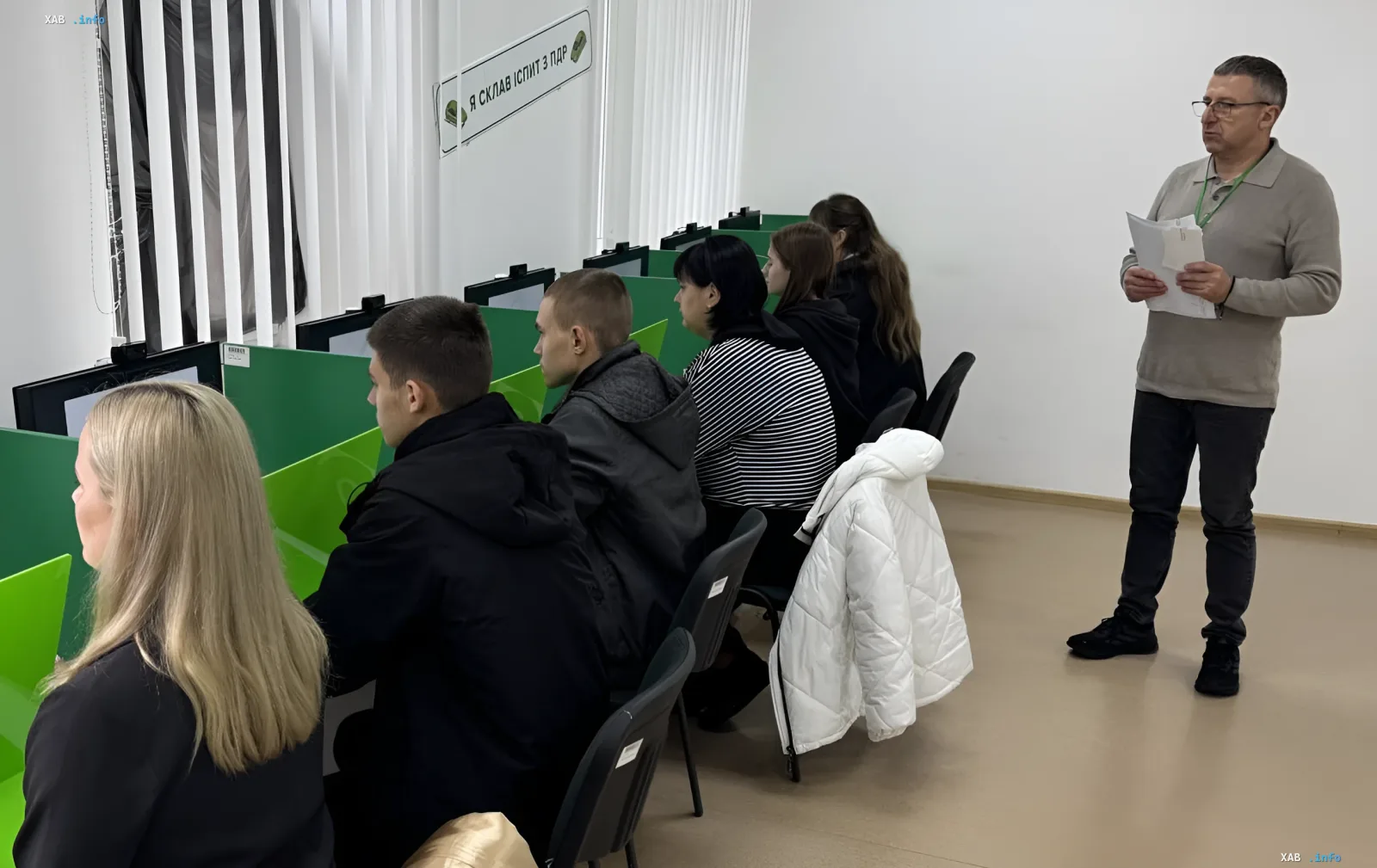 Führerschein-Kandidaten legen theoretische Prüfung in Fahrschule unter Aufsicht des Instruktors ab — Innenministerium erklärt Wiederholungsregeln