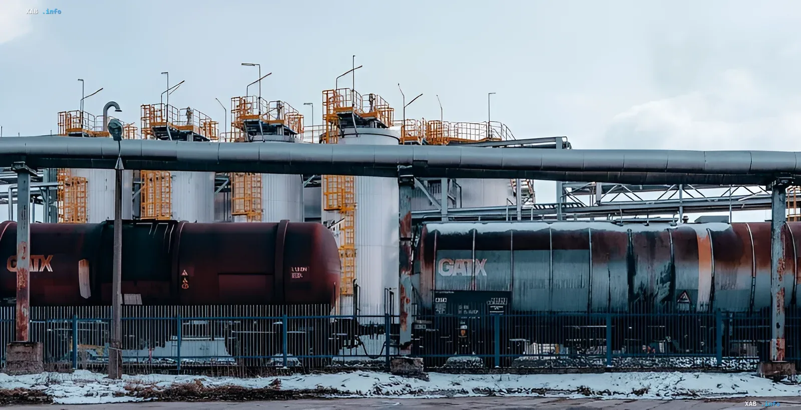 Нефтеперерабатывающий завод с резервуарами и трубопроводами, иллюстрирующий парадокс роста маржи переработчиков на фоне падения цен на нефть