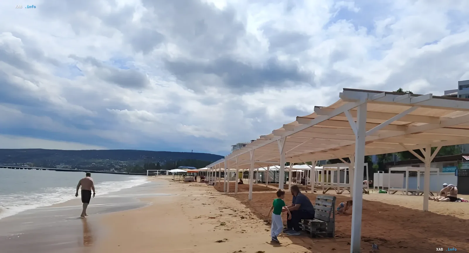 Strand in der Krim mit Urlaubern und Pavillons, der das tägliche Leben veranschaulicht, das durch einen Notfall gestört werden könnte, der humanitäre Hilfe von RCC erfordert