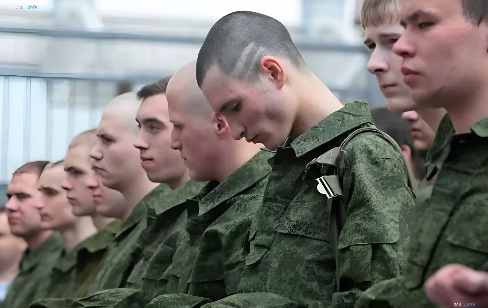 Ряд молодых российских призывников в камуфляжной форме, символизирующих демографический отток и поиск безопасности за рубежом в 2026 году