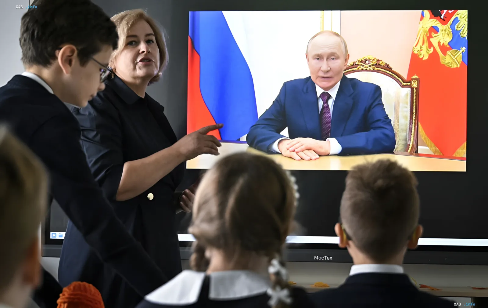 Урок в школе с трансляцией Путина на экране: дети и учитель наблюдают за пропагандистским спектаклем