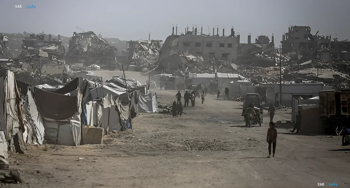 Zerstörte Gebäude und ein Zeltlager in Gaza, die die Herausforderungen der Entsendung internationaler Kräfte veranschaulichen
