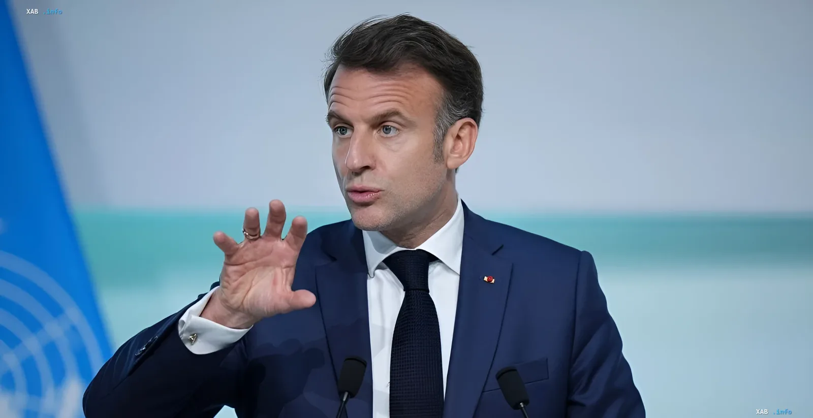 Президент Франции Эммануэль Макрон выступает с речью на фоне флага ООН после теракта в Дамаске, где сирийское МВД обвинило ИГИЛ в организации атаки