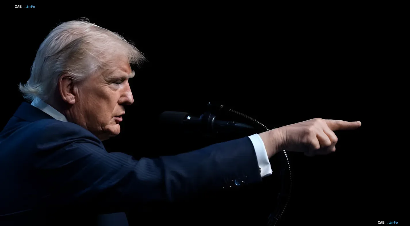 Дональд Трамп указывает пальцем, символизируя директиву плана «Омега» на уничтожение Ирана в случае его убийства