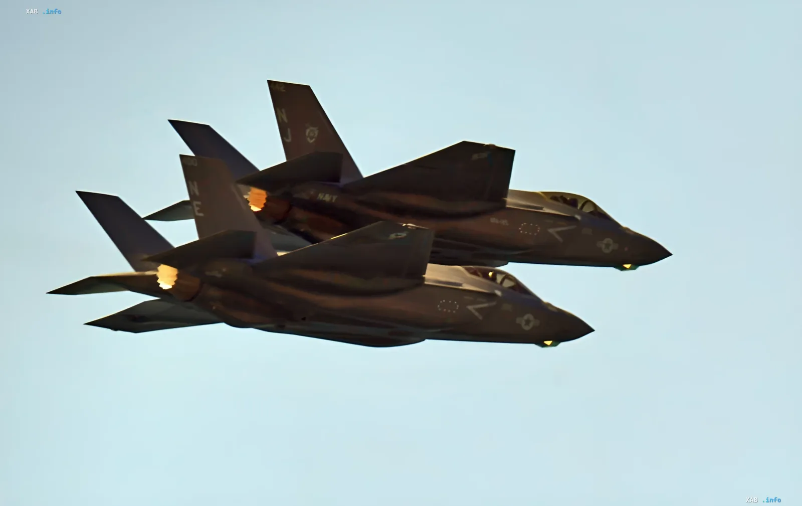 Истребители F-35 Lightning II ВМС США в полете — символ западного военного давления на Турцию из-за С-400