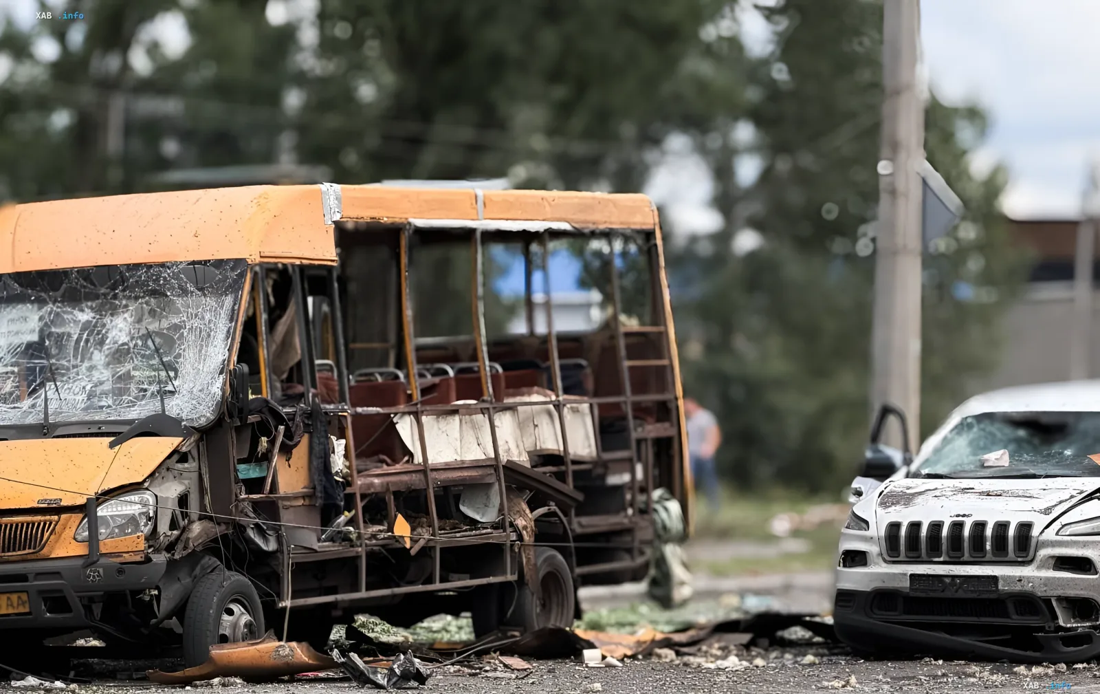 Разрушенный желтый автобус и поврежденный белый джип на месте удара по Сумам в Заречном районе