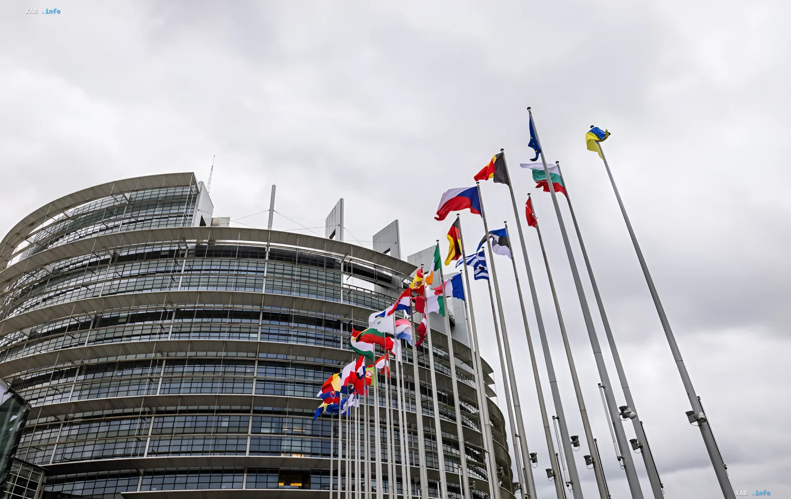 Прапор України та прапори країн ЄС перед будівлею Європейського парламенту, що символізують пропозицію Італії щодо створення єдиного континентального блоку безпеки з участю ЄС, України та Туреччини