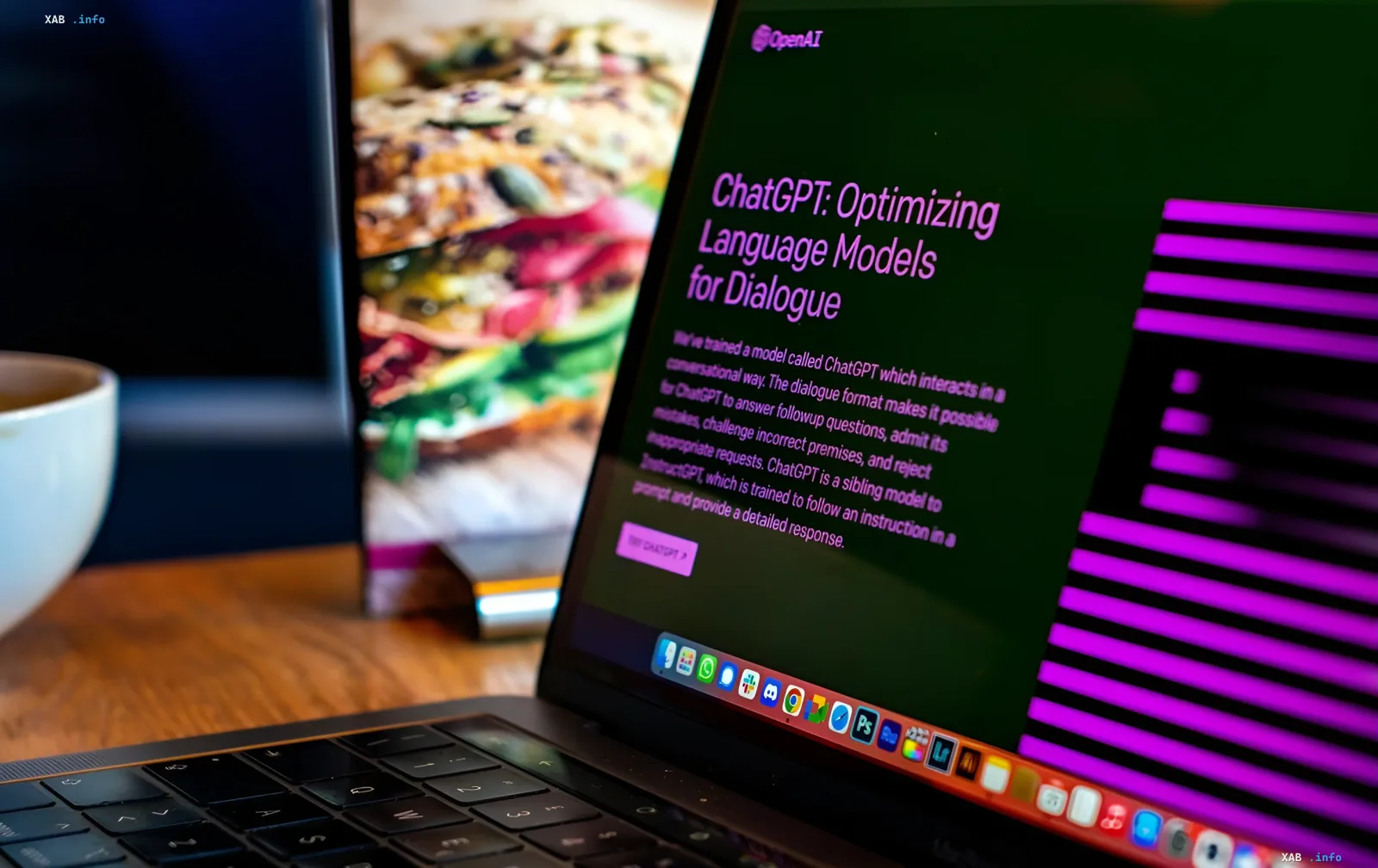 Ноутбук с открытым сайтом OpenAI и заголовком 'ChatGPT: Optimizing Language Models for Dialogue', символизирующим запуск GPT-5.6 после переговоров с Белым домом