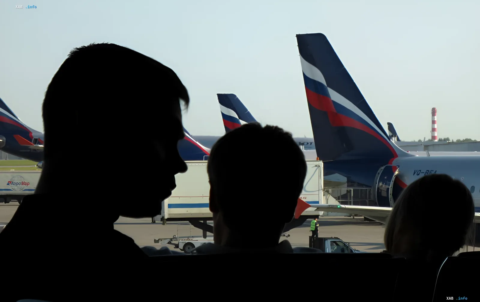 Силуэты пассажиров у окна самолета «Аэрофлот» с видом на аэродром — метафора скрытых операций ГРУ через гражданские рейсы