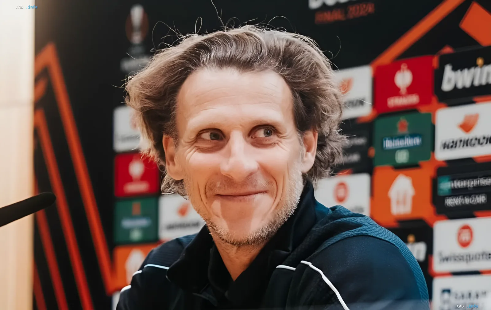 Diego Forlan lächelt bei einer Pressekonferenz nach seiner Ernennung zum Cheftrainer der uruguayischen Nationalmannschaft