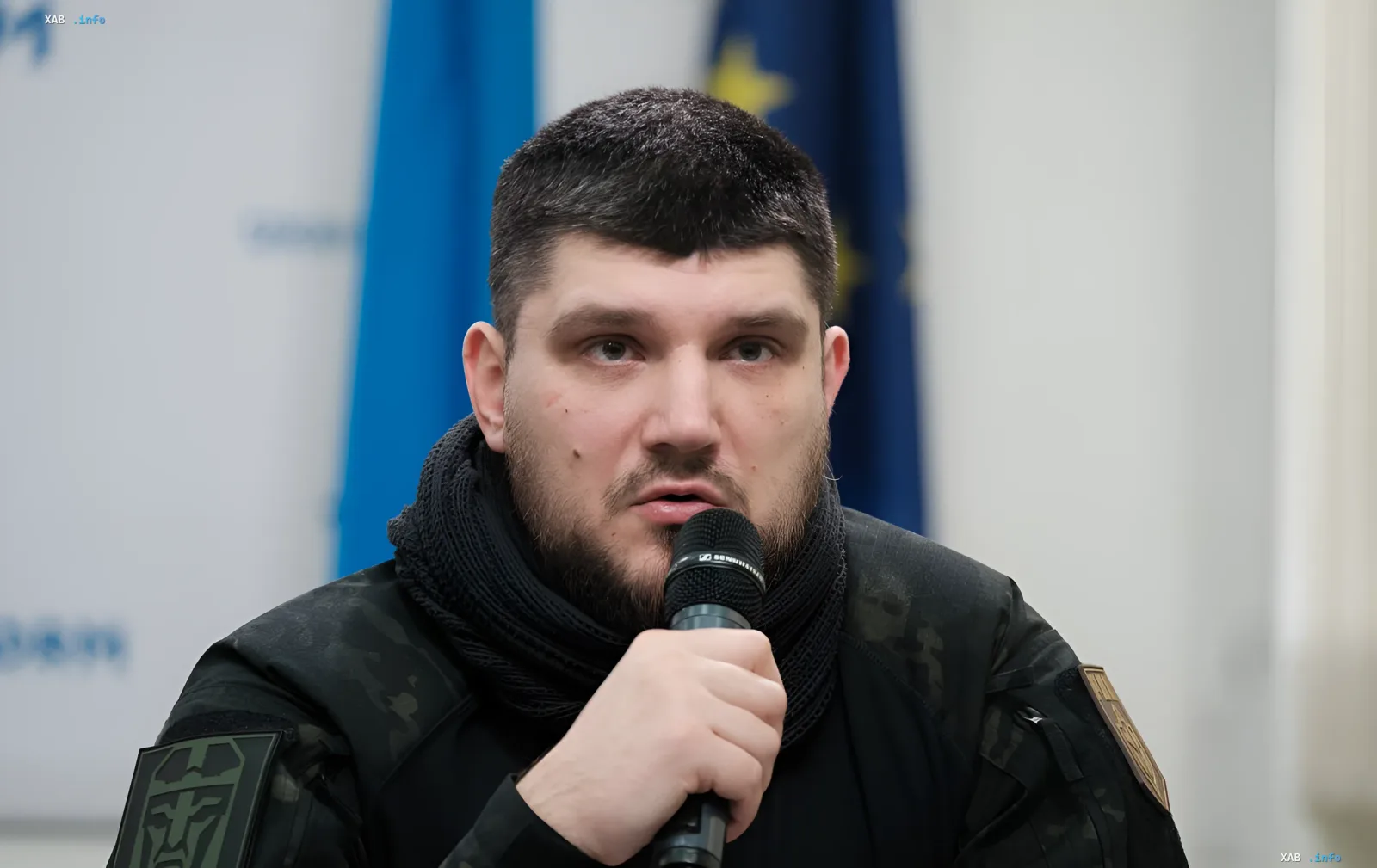 Denis Kapustin mit Mikrofon warnt vor der Unvermeidlichkeit einer allgemeinen Mobilmachung in Russland