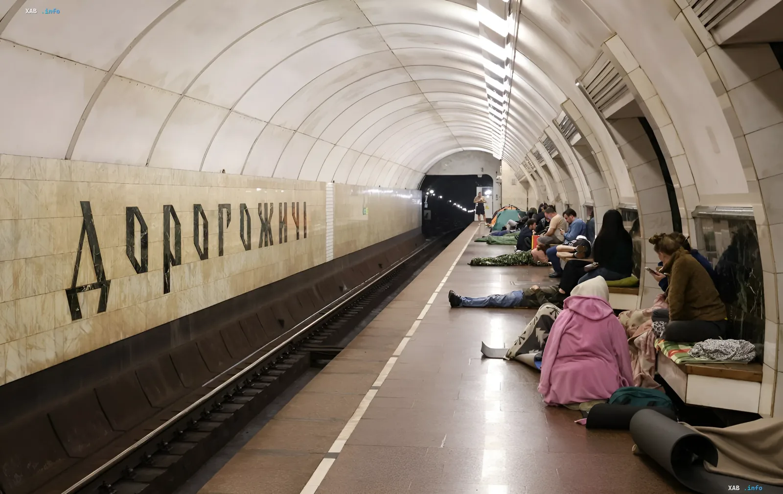 Люди спят на платформе станции метро «Дорогожичи» в Киеве во время ночной эвакуации из-за воздушной тревоги