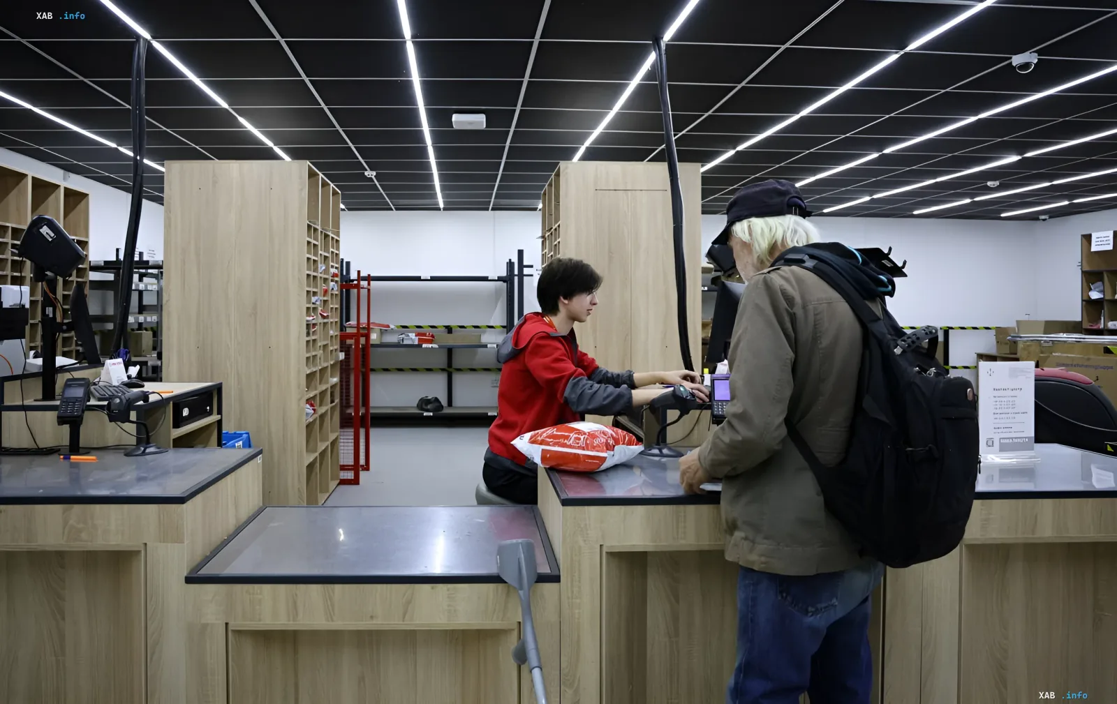 Клиент получает помощь сотрудника в отделении Новой Почты, где теперь можно решить вопросы с лицевым счетом за газ через Нафтогаз