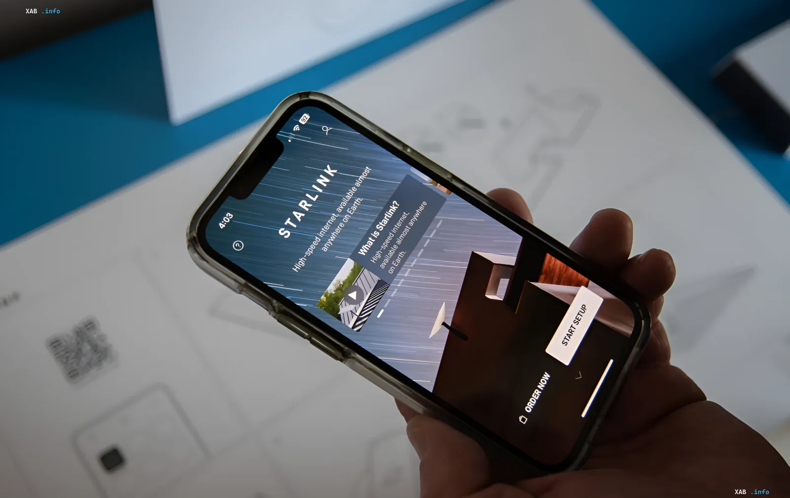 Смартфон с приложением Starlink, демонстрирующий интерфейс верификации и настройки терминала для пользователей в Украине