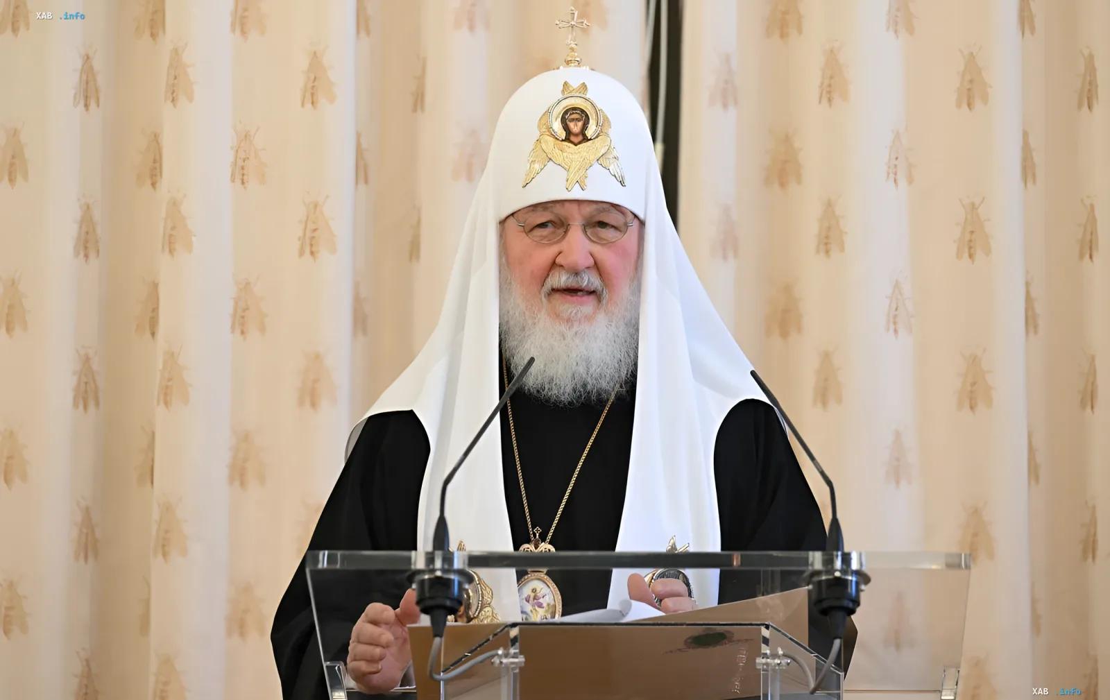 Патриарх Кирилл выступает с речью за трибуной, избегая санкций ЕС благодаря позиции Болгарии и Венгрии