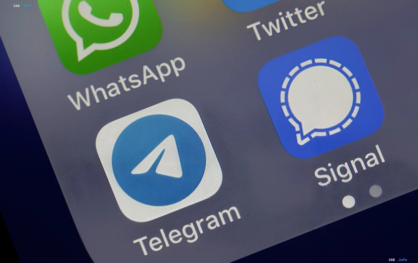 Иконка Telegram на экране смартфона рядом с WhatsApp, Signal и Twitter — иллюстрация к новости о блокировке домена t.me реестром Черногории