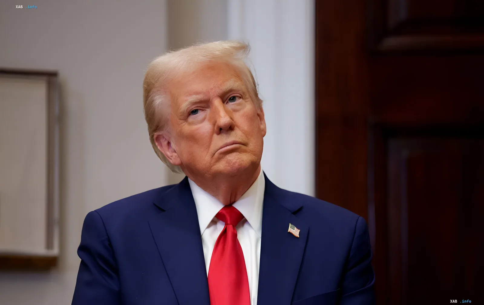 Дональд Трамп у синьому костюмі з червоним краваткою та американським прапором на лацкані, задумливо дивиться вбік — у контексті пропозиції призначити сестру Ліндсі Грэма тимчасовим сенатором від Південної Кароліни