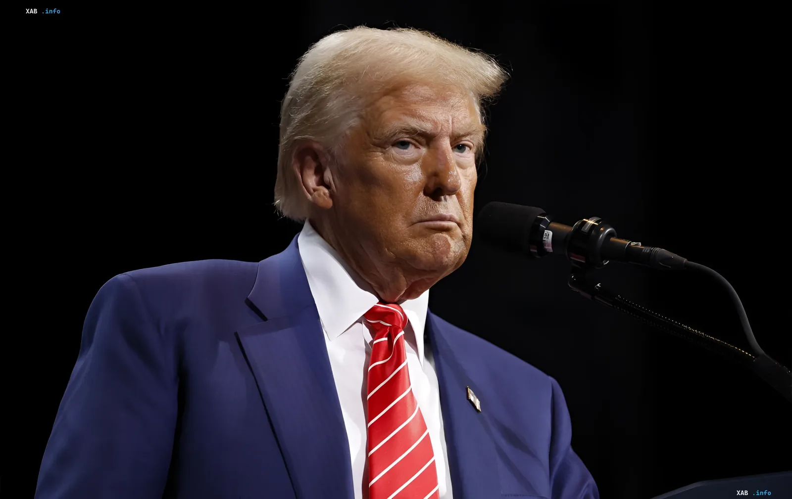 Дональд Трамп у мікрофона, оголошуючи про відновлення бойових дій в Ірані