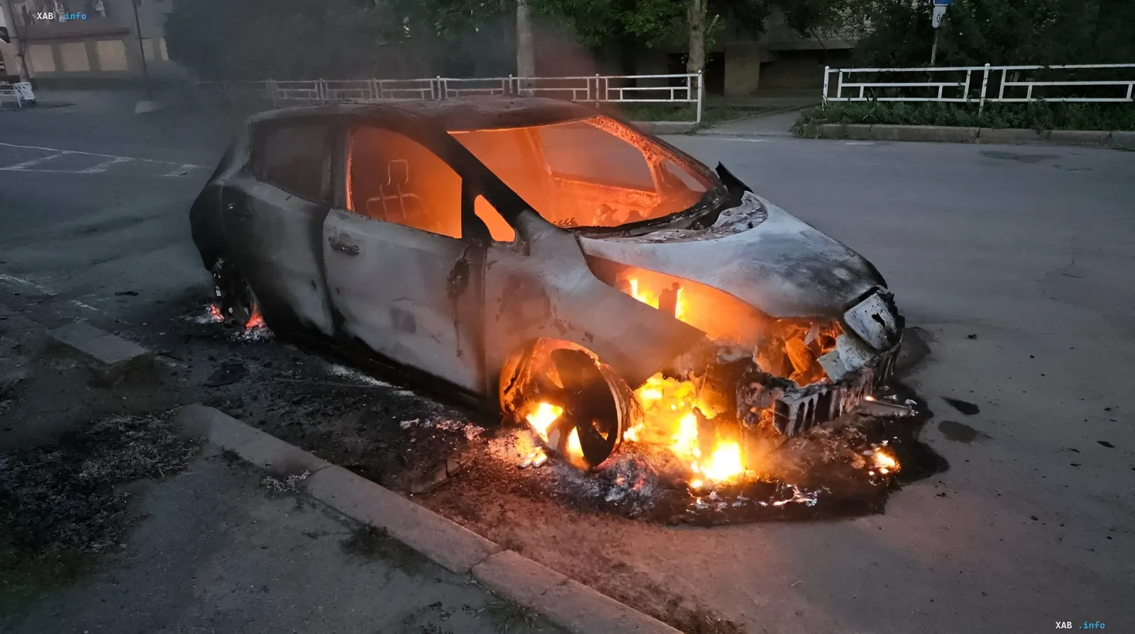 Горящий автомобиль после удара беспилотника в Херсоне — последствия атаки на гражданский транспорт
