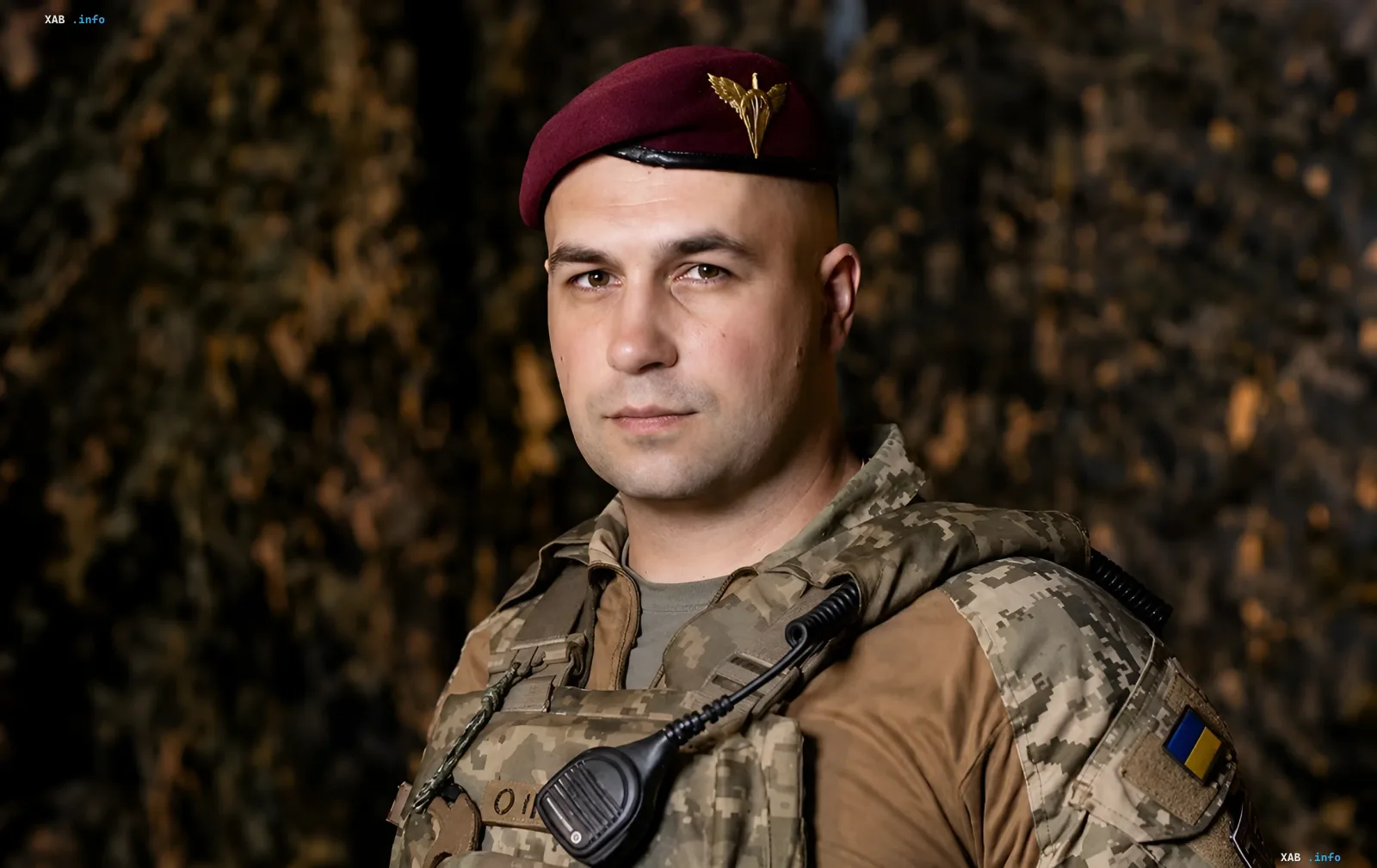 Дмитро Волошин, командувач Об'єднаними силами швидкого реагування України, в елітній військовій формі з бордовим беретом та українським прапором на рукаві.