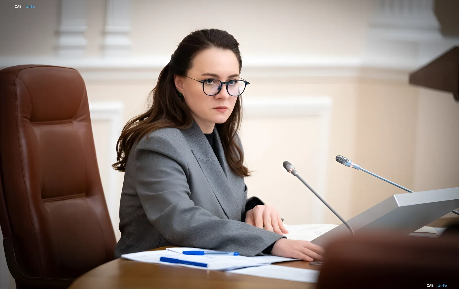 Юлия Свириденко за столом в зале заседаний, готовится к отставке — Зеленский меняет курс