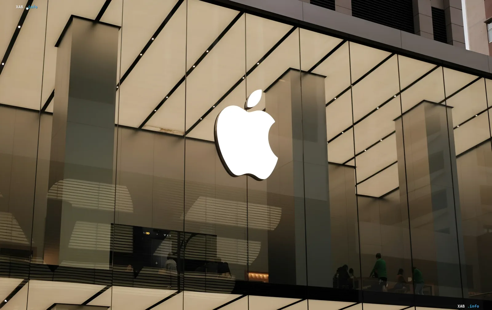 Светящийся логотип Apple на стеклянном фасаде магазина, символизирующий старт публичного бета-тестирования iOS 27, iPadOS 27 и macOS Golden Gate с мощным ИИ