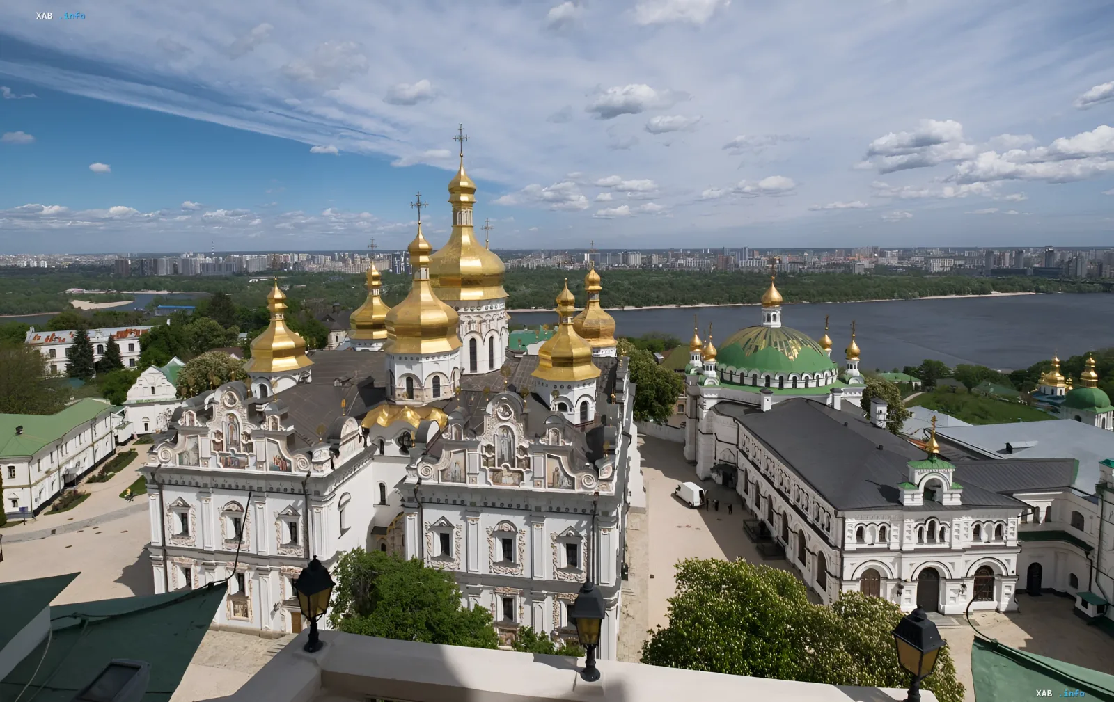 Золотые купола Киево-Печерской Лавры на фоне Днепра: вид на монастырь после открытия Дальних пещер для паломников