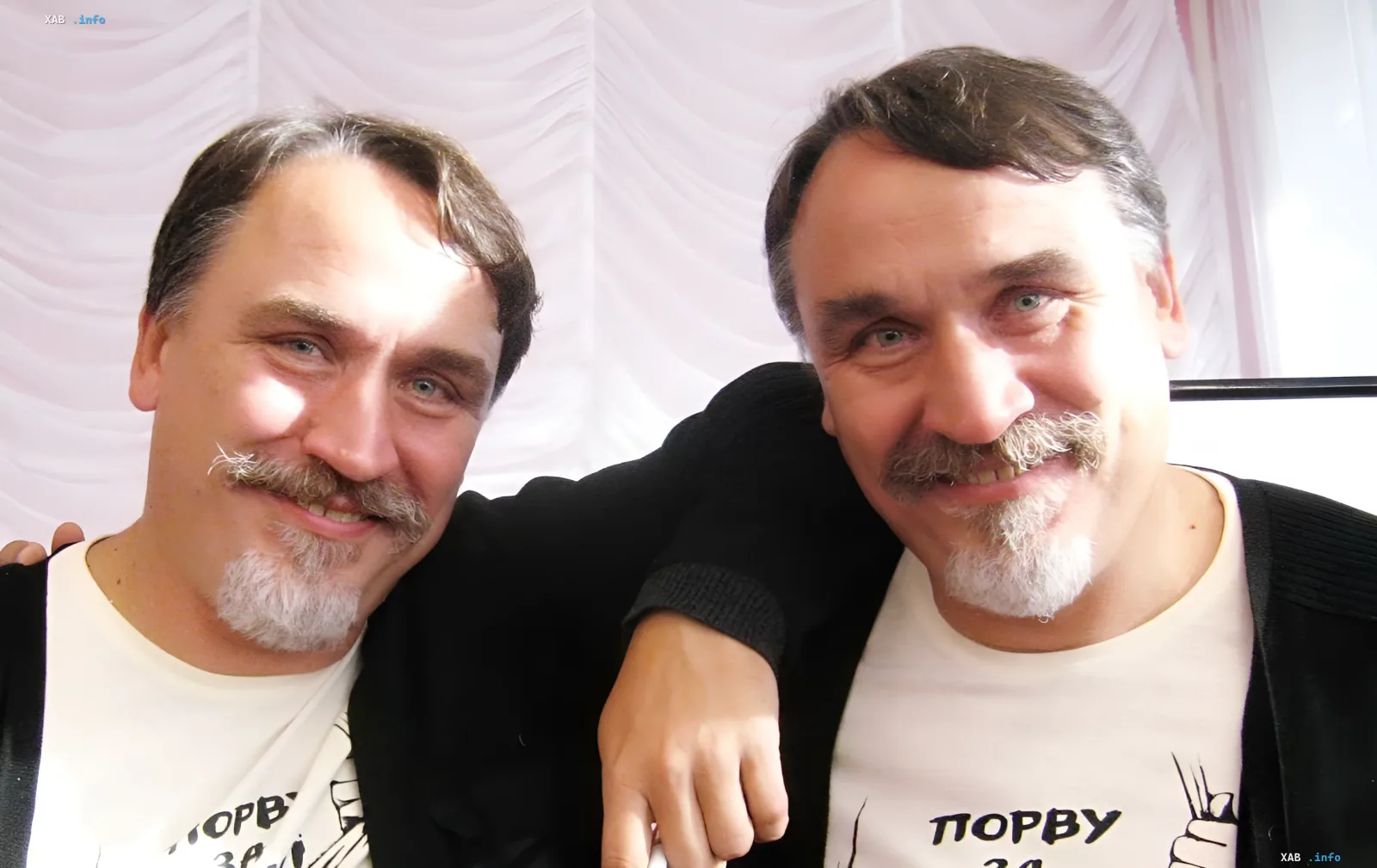 Два одинаковых фото мужчины с усами и бородой в одинаковых футболках, символизирующих двойное счастье в семье Капрановых
