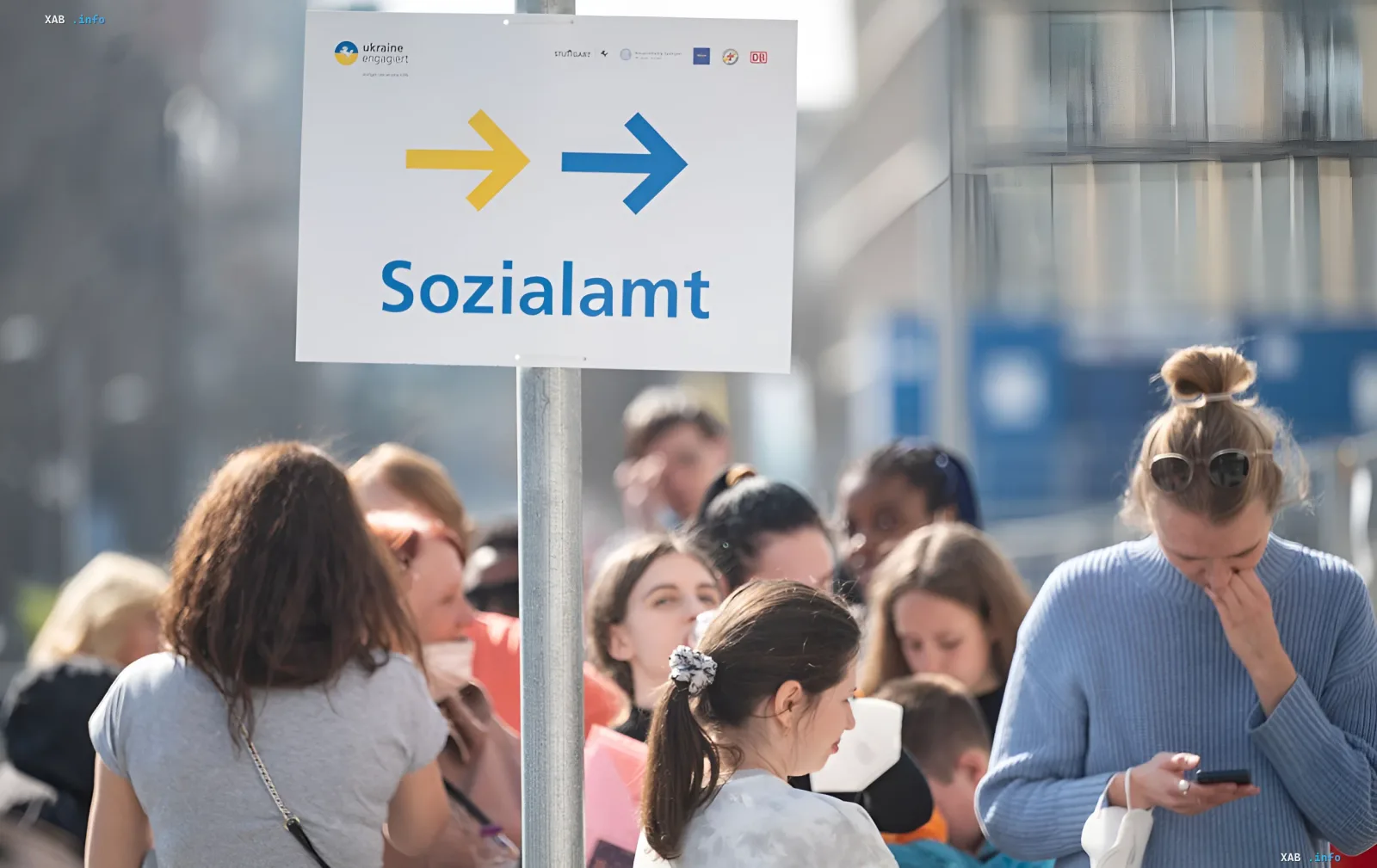 Queue of people at a 'Sozialamt' sign in Germany — symbol of new social aid rules for migrants