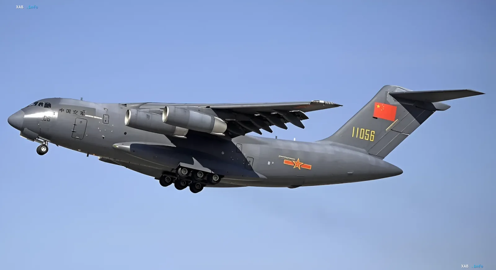Тяжелый военно-транспортный самолет Y-20B ВВС НОАК с отечественными двигателями в полете