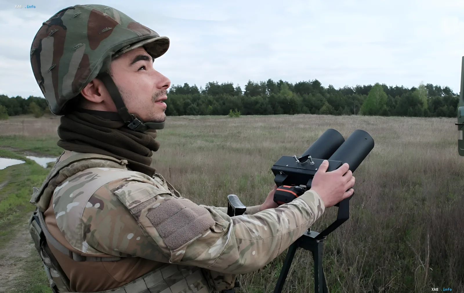 Украинский военнослужащий управляет системой ПВО для перехвата российских дронов и ракет во время масштабной атаки