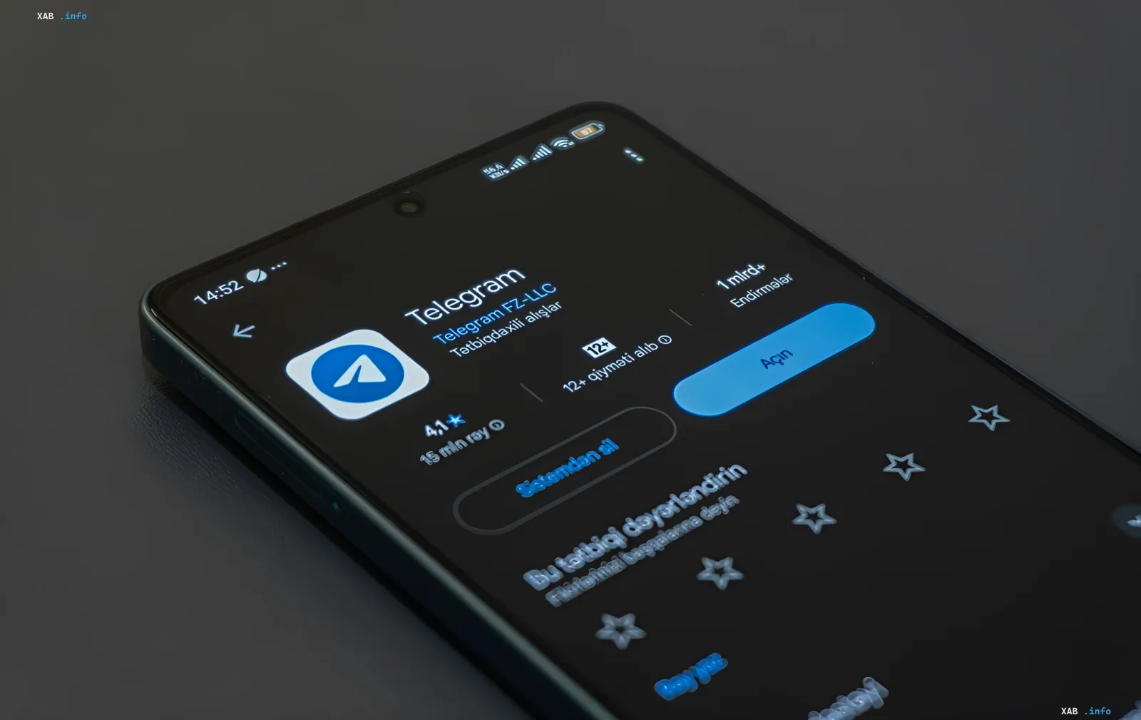 Смартфон с открытым приложением Telegram в магазине приложений, демонстрирующий интерфейс установки — иллюстрация к новости о спасении коротких ссылок t.me после санкционной ошибки США