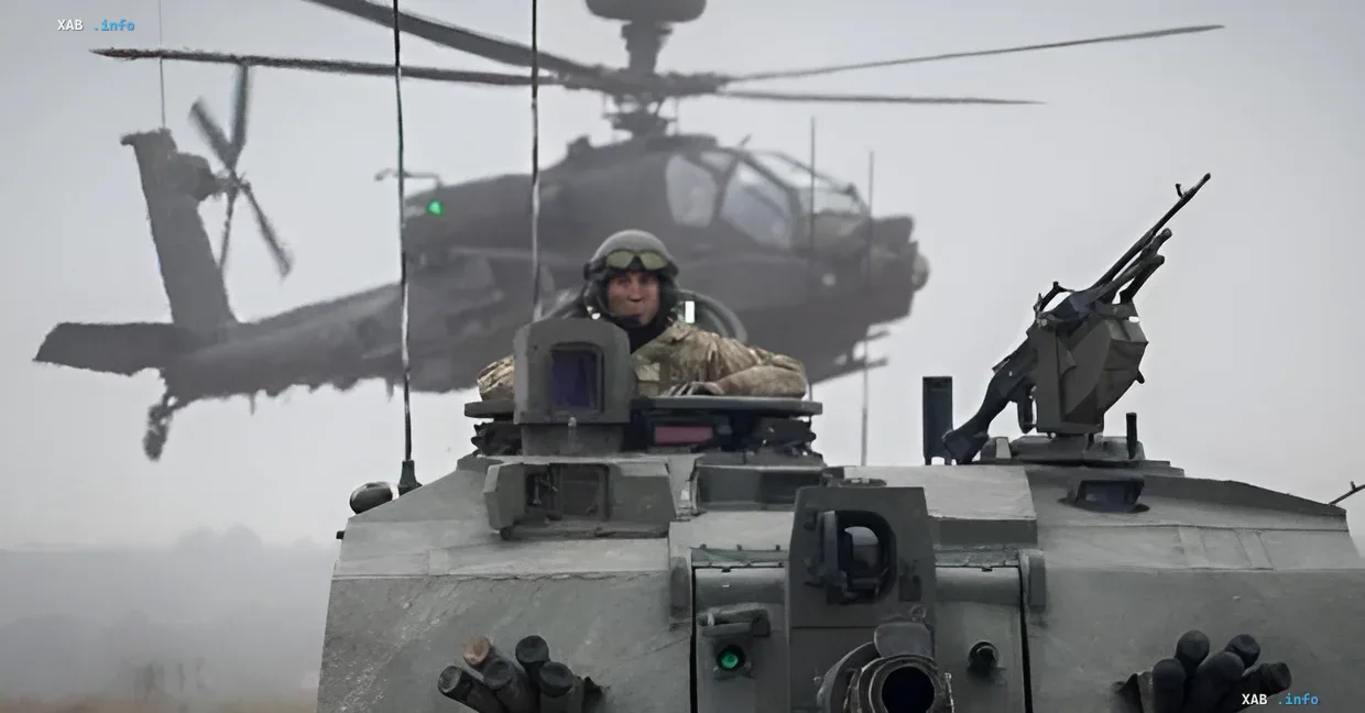 Боевой вертолет и военная техника на фоне тумана, символизирующие напряженность между Россией и НАТО в контексте Эстонии и Латвии