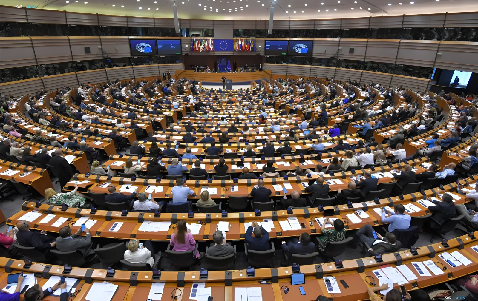 Зал заседаний Европейского парламента, где заседают депутаты, включая скандального Гжегожа Брауна, чей иммунитет оспаривается польской прокуратурой