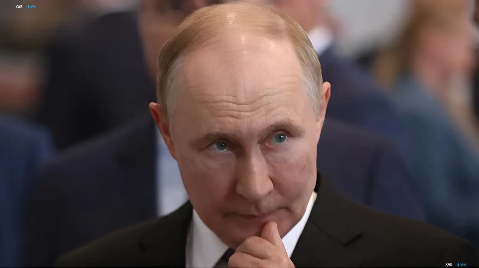 Wladimir Putin blickt nachdenklich in die Kamera, während er über die Schaffung eines unzerstörbaren Kraftstoffversorgungssystems für die Krim diskutiert