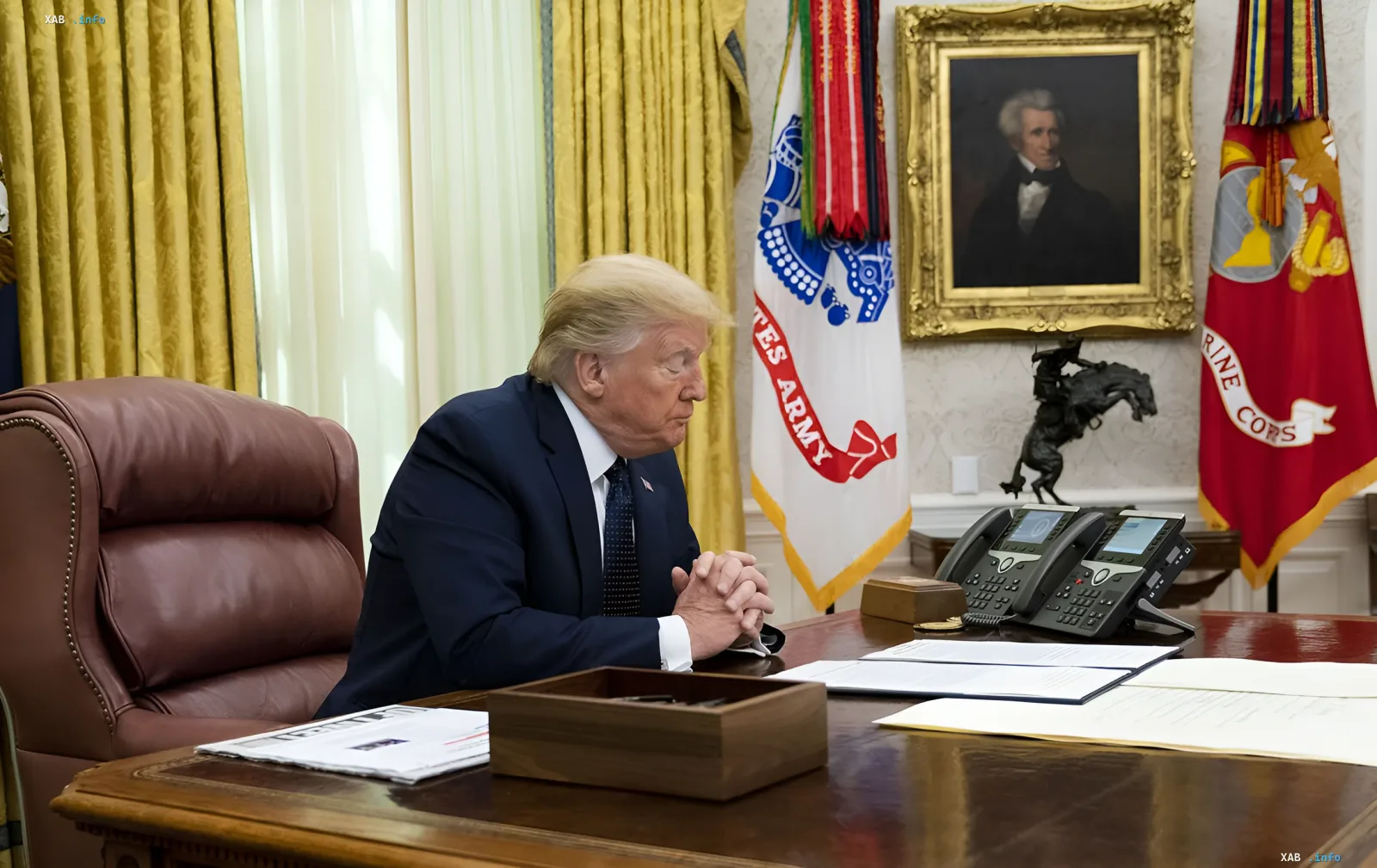 Дональд Трамп за робочим столом в Овальному кабінеті, розмірковуючи про нові санкції проти покупців російської нафти