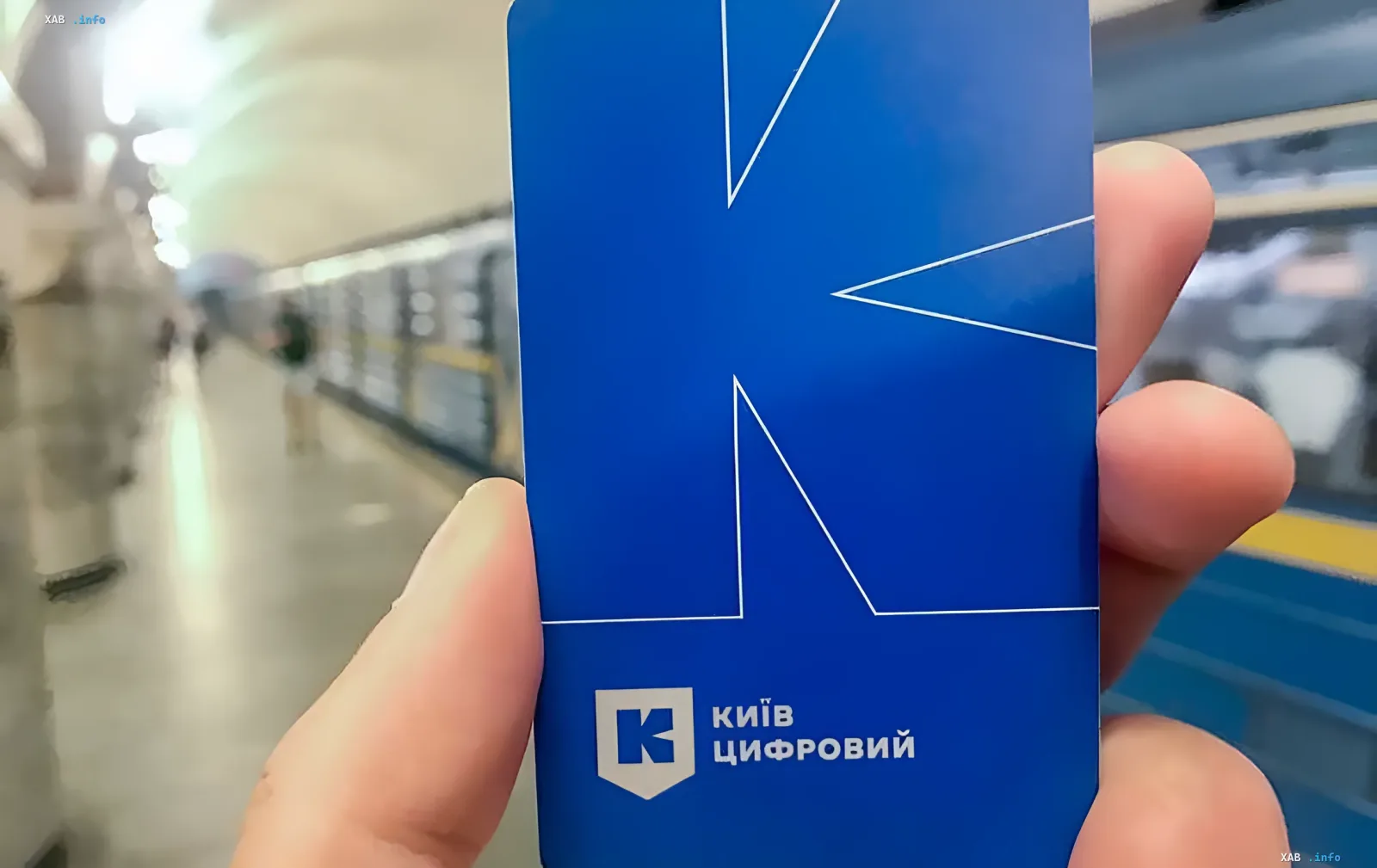 Синя картка «Київ Цифровий» в руці на фоні київського метро — символ нового тарифу 30 гривень з 15 липня