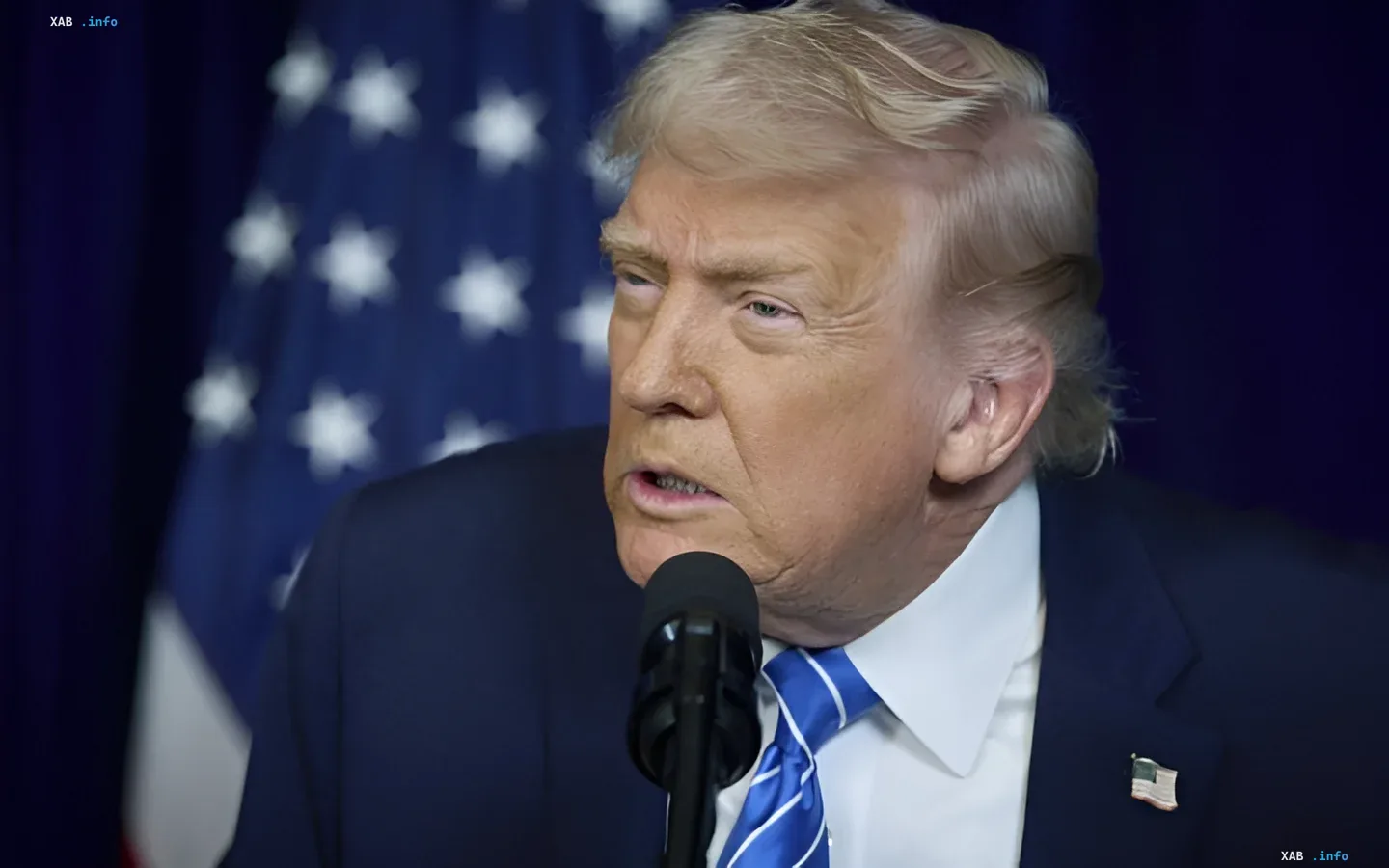 Дональд Трамп виступає з промовою перед мікрофоном на тлі американського прапора, готуючись до оскарження результатів виборів 2020 року