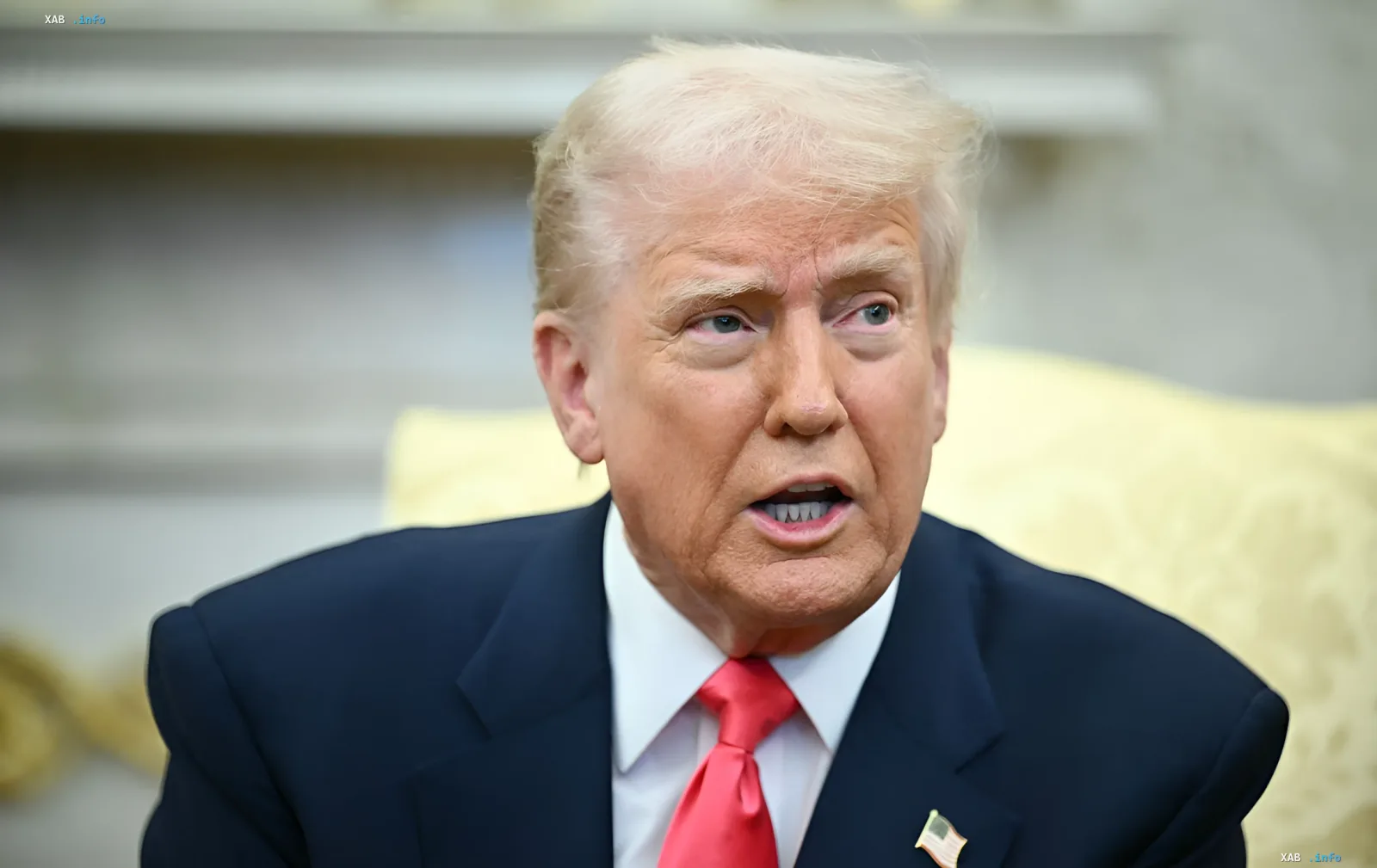 Дональд Трамп в костюме с красным галстуком, комментирует смерть Линдси Грэма
