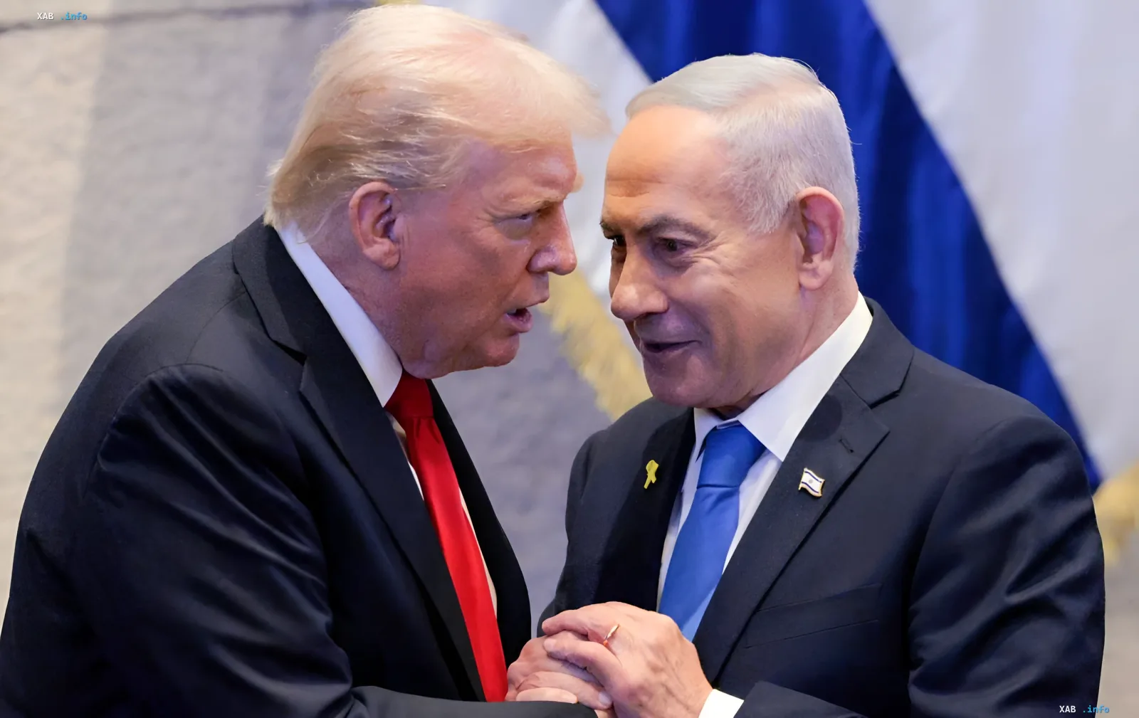 Donald Trump und Benjamin Netanyahu führen angespannte Verhandlungen vor dem Hintergrund der israelischen Flagge und diskutieren den Abzug von Truppen aus Syrien und dem Libanon.