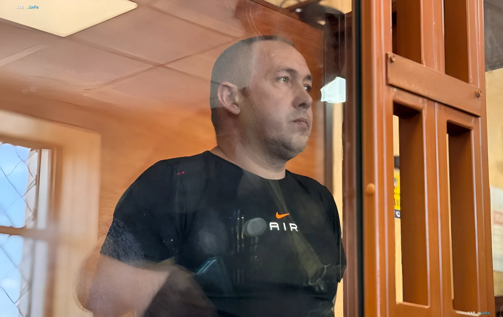 Підозрюваний у вбивстві братів Мосейчуків у суді: чоловік у чорній футболці дивиться у вікно