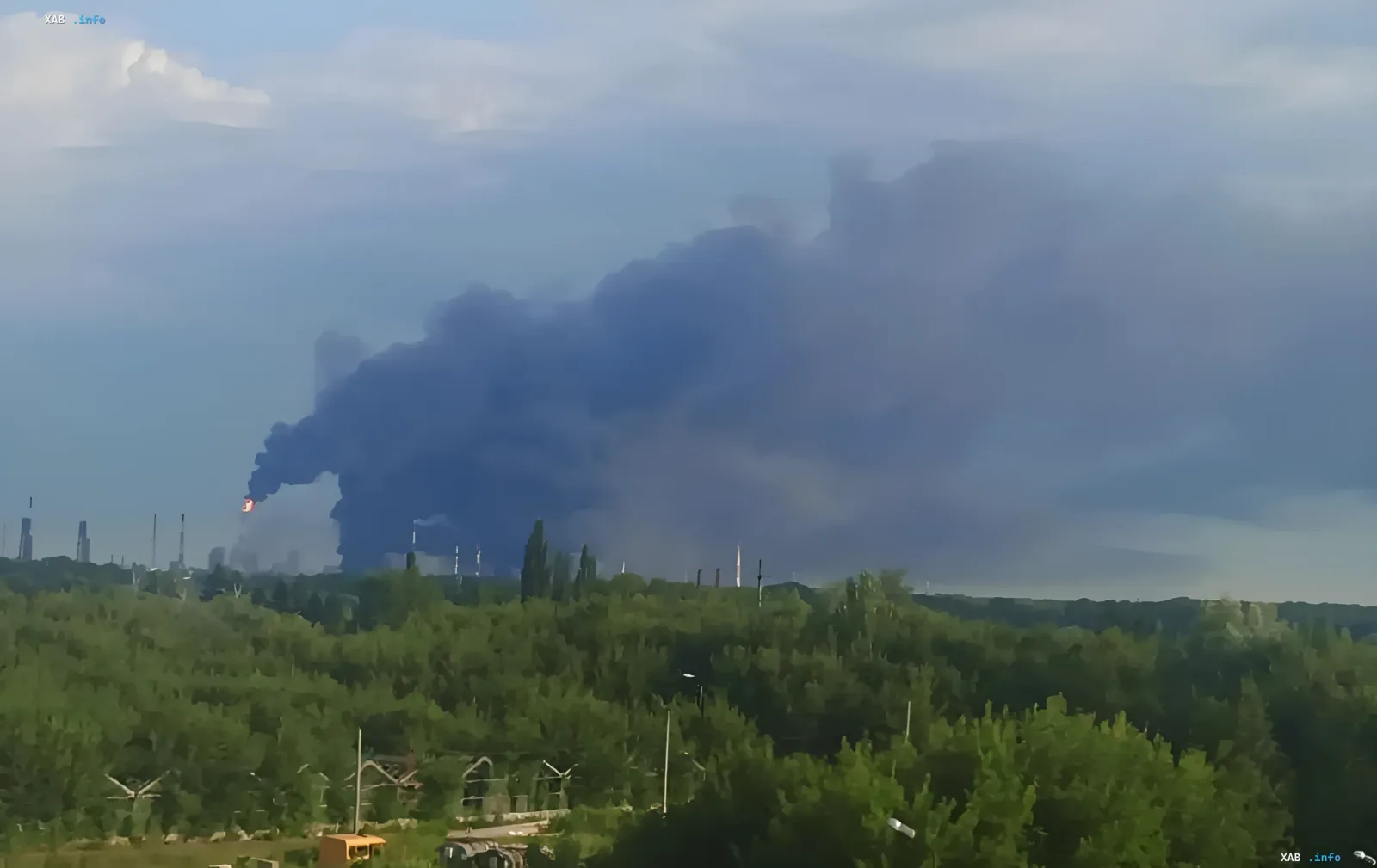 Густой черный дым поднимается над промышленным комплексом в Башкортостане после ночной атаки на нефтехимический завод