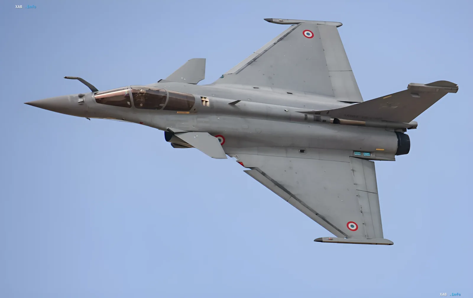 Літак Dassault Rafale ВПС Франції в польоті, ключовий елемент оборонного контракту для України
