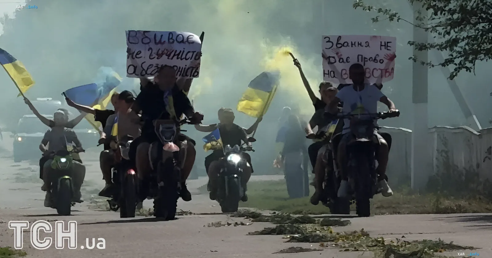 Eine Gruppe von Motorradfahrern mit ukrainischen Flaggen und Plakaten nimmt an einer Protestaktion teil, die mit der Festnahme eines ehemaligen Brigadekommandanten nach einem Mord in einem Dorf zusammenhängt