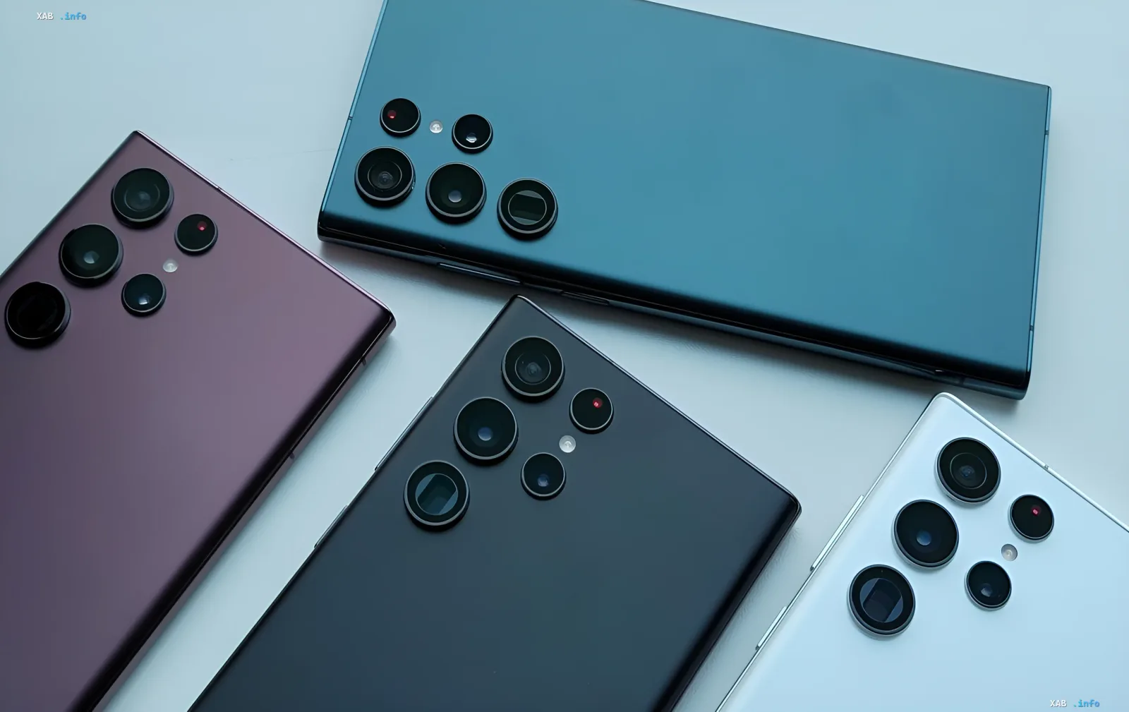 Samsung Galaxy-Smartphones mit Kameras auf der Rückseite, die die Aussonderung der Marke aus den Tests von Googles drahtlosem Backup für Android veranschaulichen